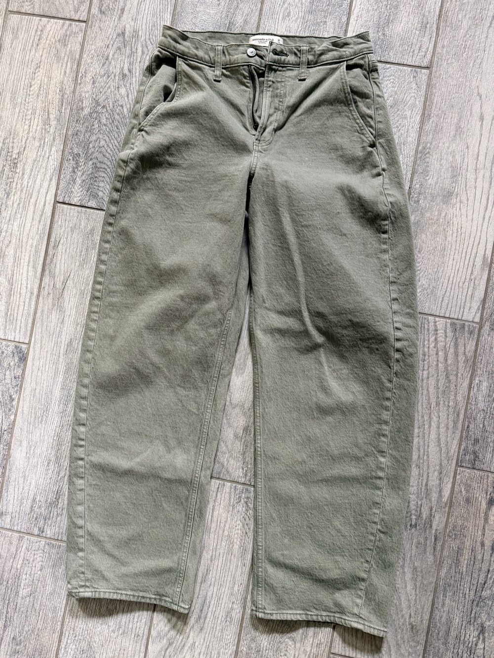Abercrombie & Fitch Olive Green Barrel Jeans in Olive Green in 27L